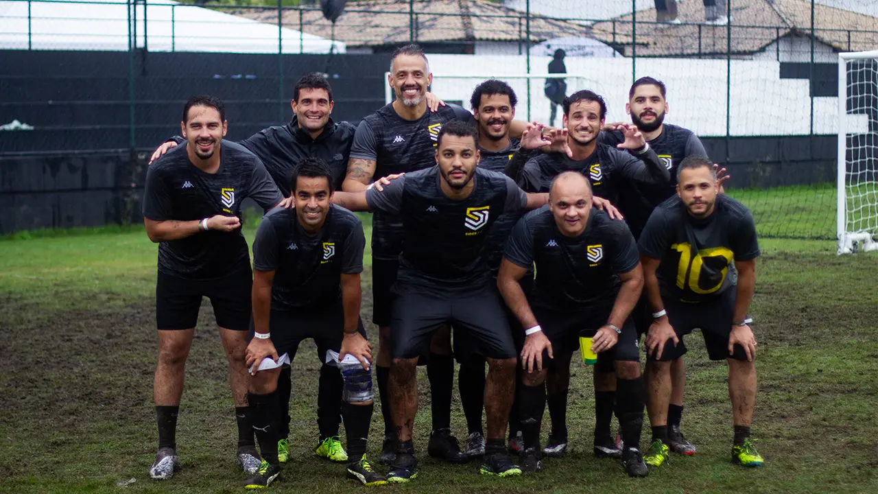 Integrantes da agência SIDES vestidos com o uniforme do time de futebol criado por eles para representação no campeonato.